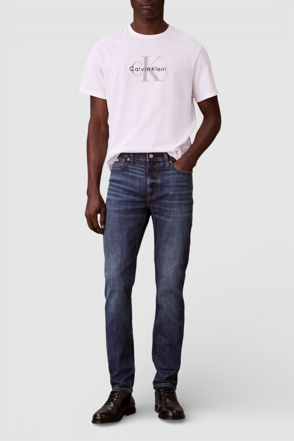 תמונת כל הלוק של מכנסי ג'ינס בגזרת סלים